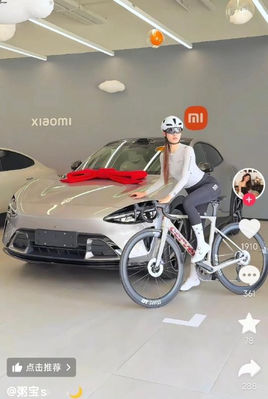 这个汽车我认识，我想知道的是右边这个自行车多钱？DT SWISS是什么？ 