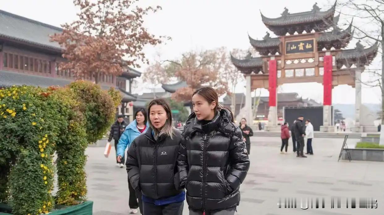 钱天一亮相南京栖霞山
近日，钱天一退出2025年世乒联多哈球星挑战赛，担任乒超总