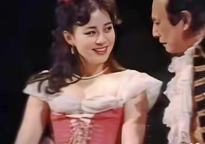 那照片里的姑娘，美得让人心尖儿一颤。
蓬蓬的公主裙，头上顶着一个鲜红欲滴的大蝴蝶