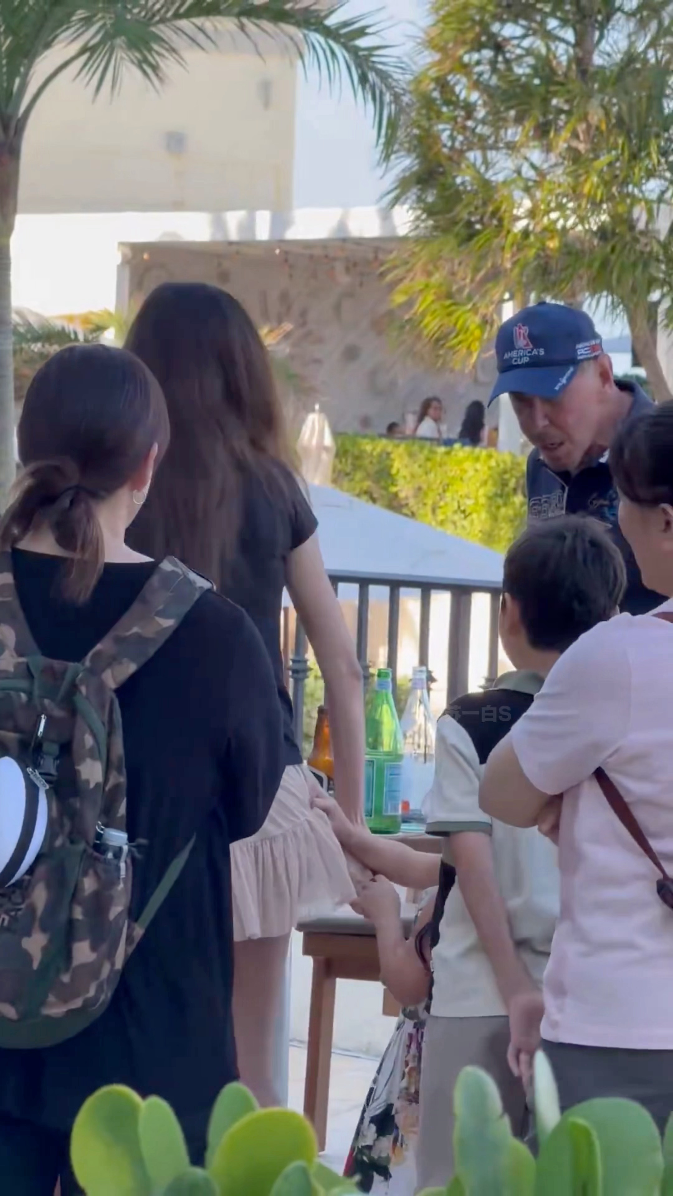 刷到有人偶遇了甲骨文的创始人Larry Ellison和太太Jolin Zhu（