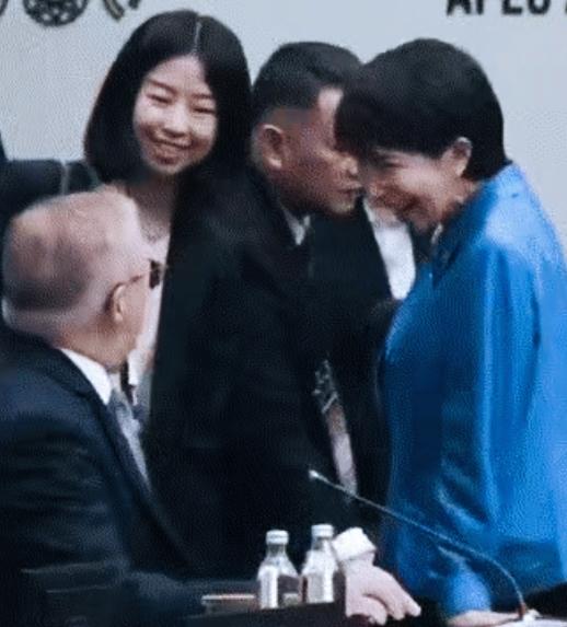 高市早苗在外交场合确实有自己独特的一面！
喜欢出其不意，让对方先懵一会！
在对方