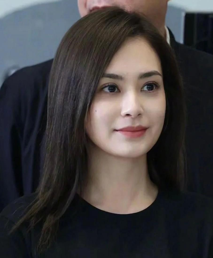 阿娇自曝狂瘦30斤！重回颜值巅峰！长发飘飘，皮肤白皙紧致，真的是神仙美颜啊，
4