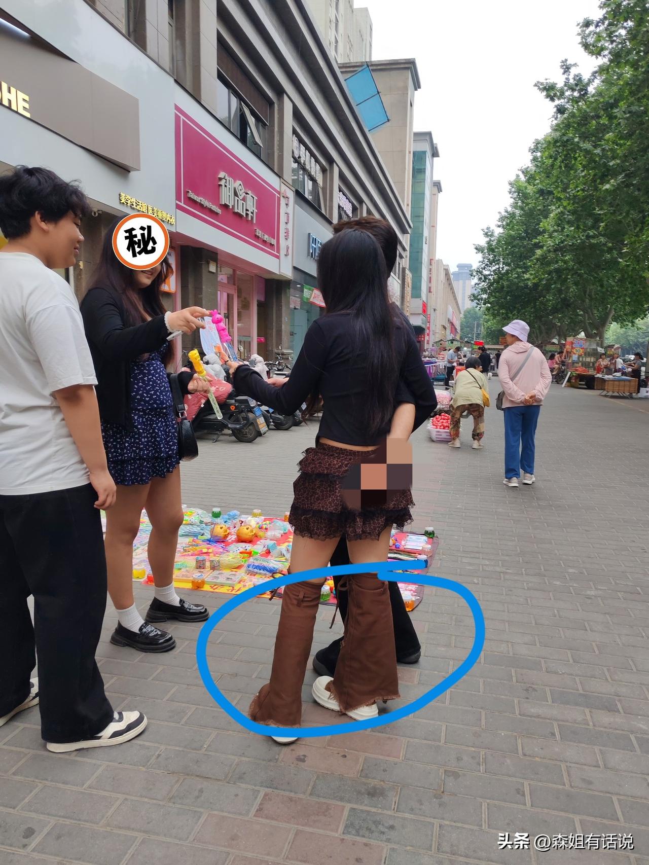 80后已经看不懂这种美了
5月13日，这是我昨天在街头抓拍到的图片，这个辣妹的穿