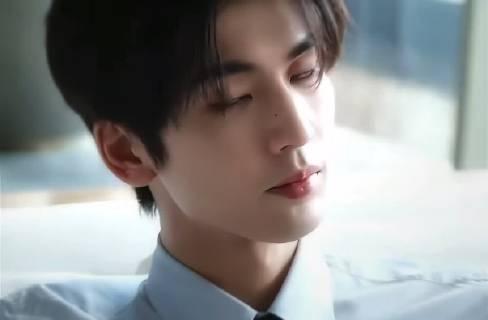 张凌赫终于官宣湖南跨年了，他的每一步都像在书写自己的逆袭范本。手握爆剧实绩，从古