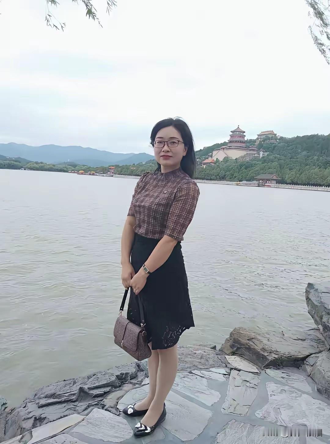 一看就是知识型的美女！