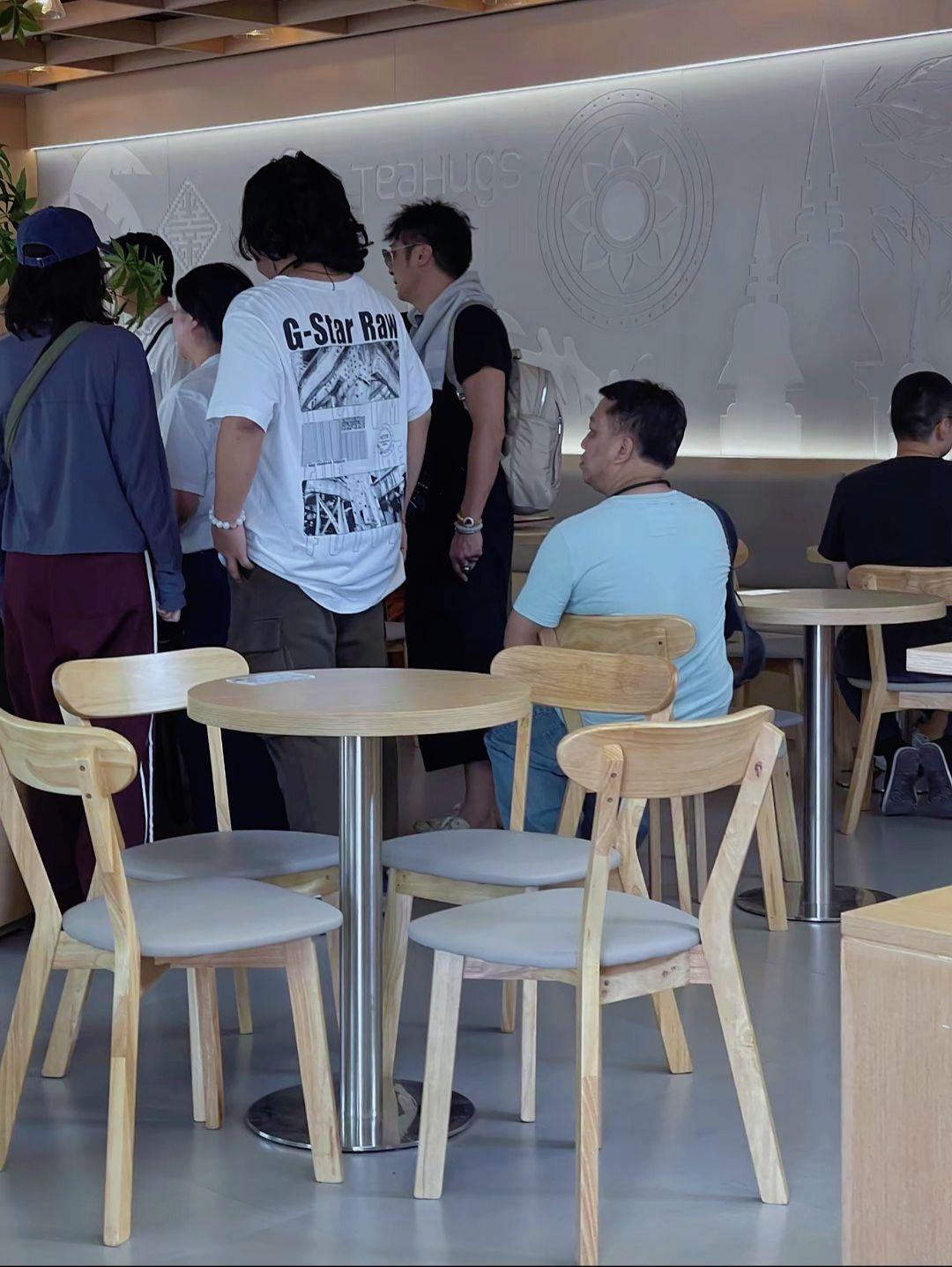 好激动，偶遇吴镇宇一家三口。 好有气质