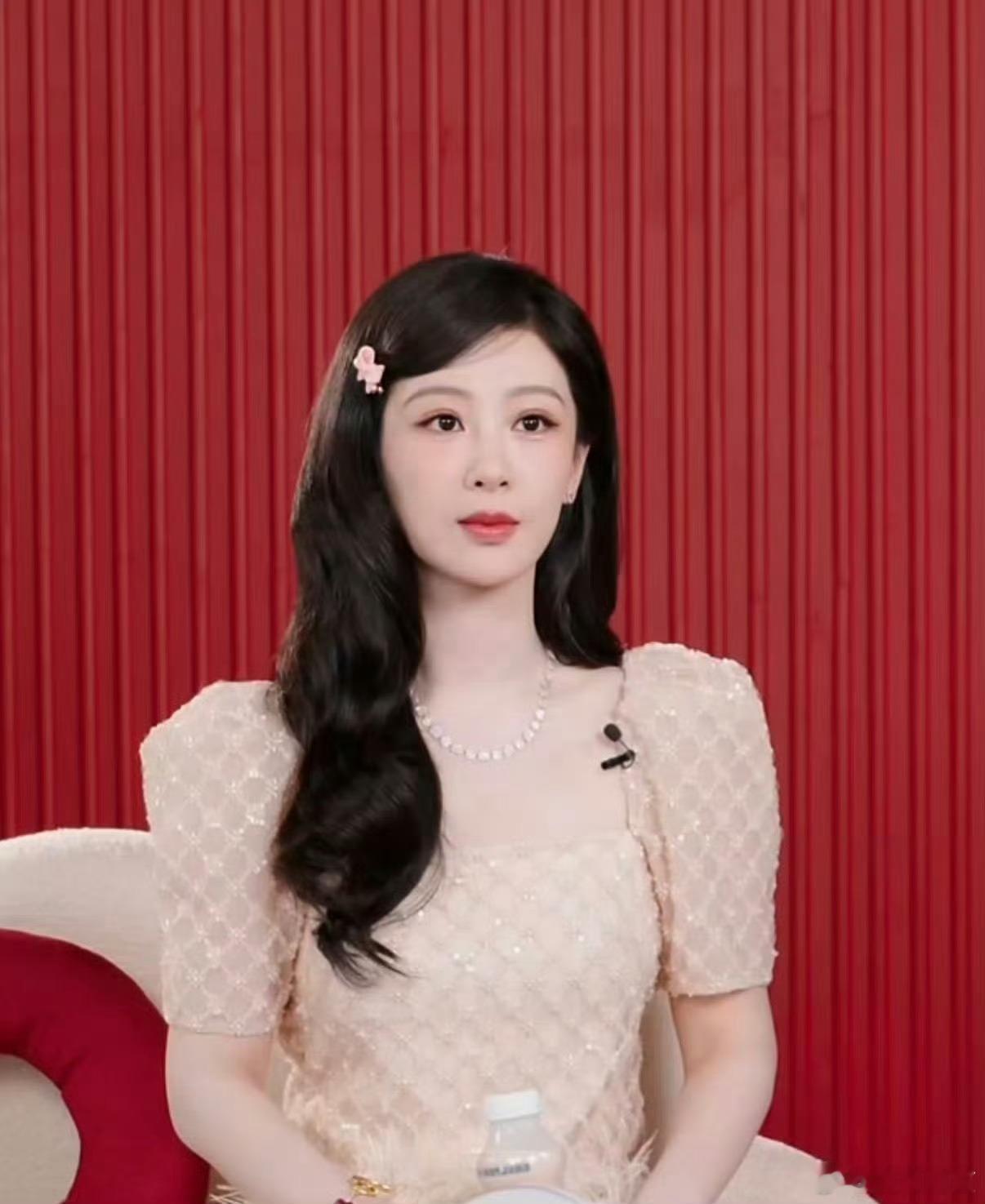 吓我一跳还以为俩人一起直播了，看看谁状态比较好？杨紫迪丽热巴直播图