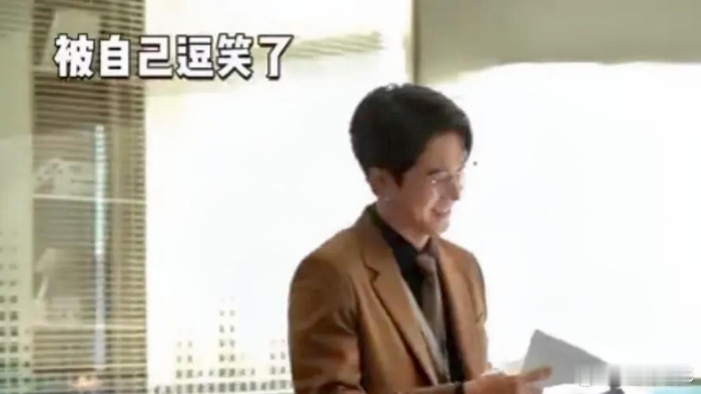 月19日，看彭冠英片场花絮，我的嘴角比AK难压 剧里霸总，剧外颠公他的笑点怎么比