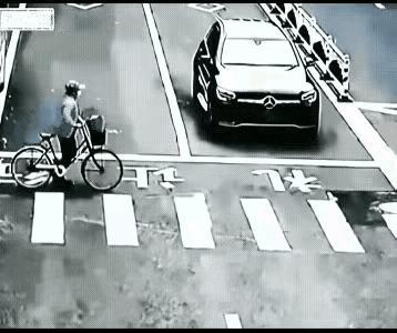 这起事故算谁的？推车男子太过分了，他明明看见小车就要到斑马线了，他还要推着自行车