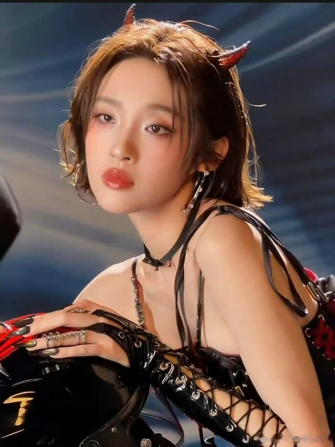 代斯回应妆蹭到唐艺昕衣服上乘风2026 妆容浮粉造成可爱小尴尬，代斯主动向唐艺昕
