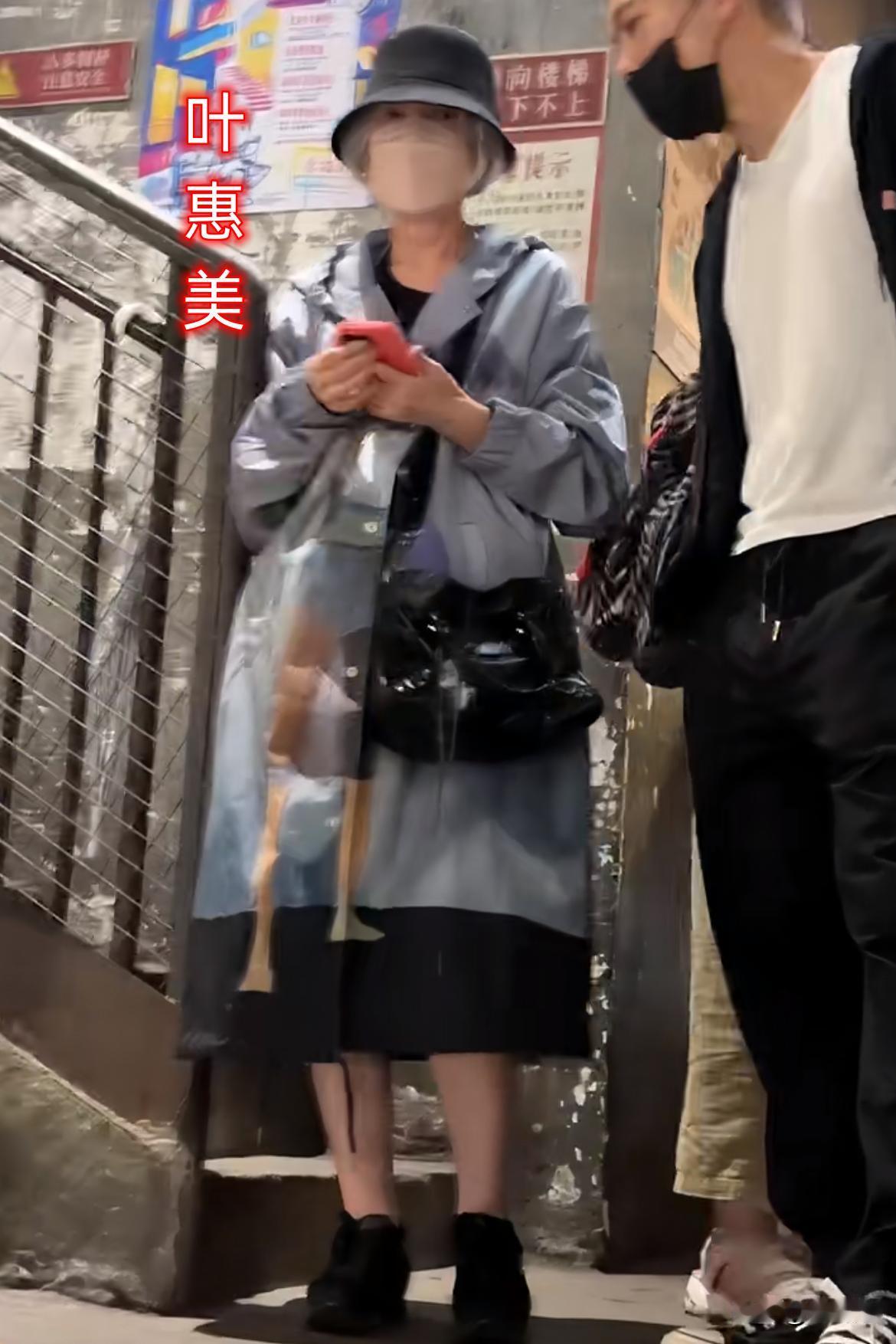 这就是儿子去开演唱会，妈妈去当游客的既视感啊！
周杰伦在各地开巡演，妈妈叶惠美也