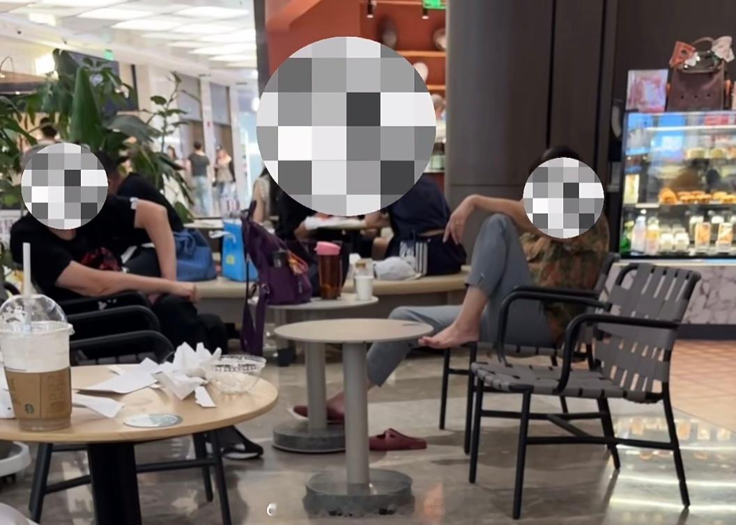 常州星巴克 关空调确实很讨厌占座不消费的人，不光是大爷大妈，很多人拿个水壶就坐那