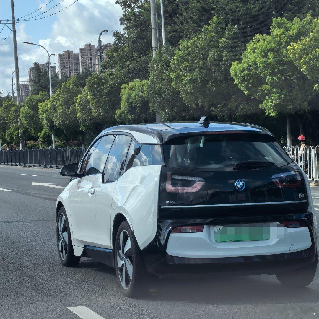 老i3纯电平台，碳纤维车身，纤维板内饰……被正确给搞错误的车型 ​​​