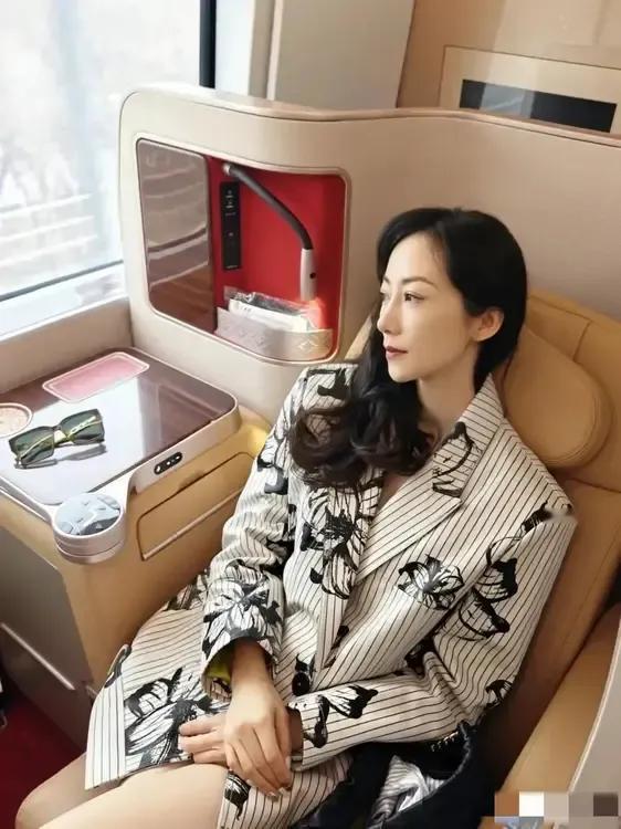 低调女星韩雪坐高铁出行，特意晒照……
嗐，这算低调还是高调[狗头][黑线]
这要