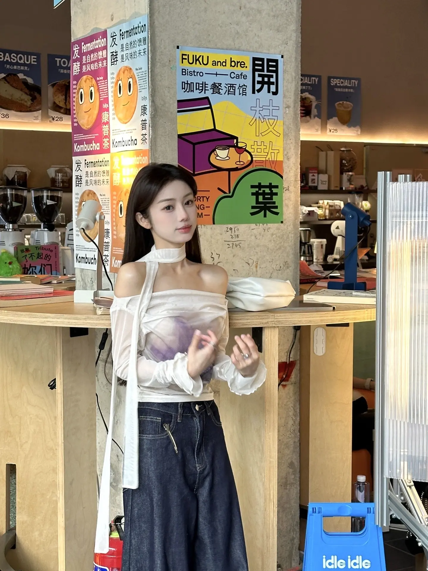 我那位爱去咖啡店拍照的妻子。