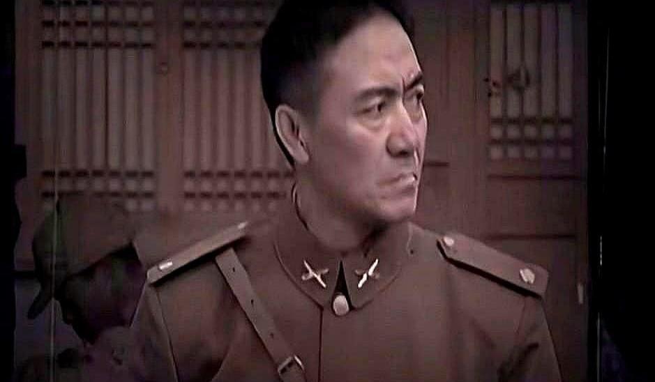 他蹲在路边，手里攥着一张皱巴巴的纸，上面是儿子的数学试卷——59分。
旁边站着一