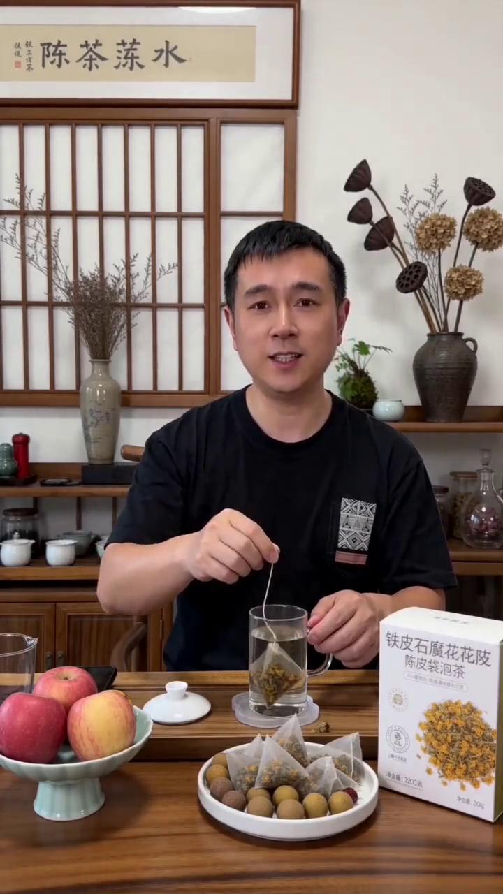 忙碌生活里极简养生才是真谛。睡好比睡久重要，中午眯十分钟就够。三餐规律，每天快走