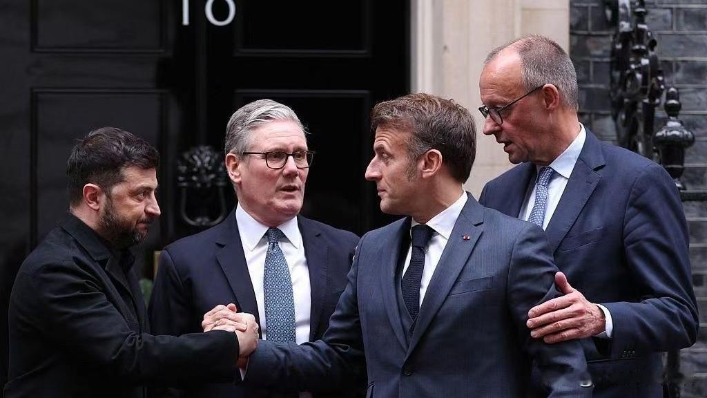 泽连斯基又出发了！ 今天马不停蹄地来到英国伦敦，“开会模式”全开！泽连斯基先跟英
