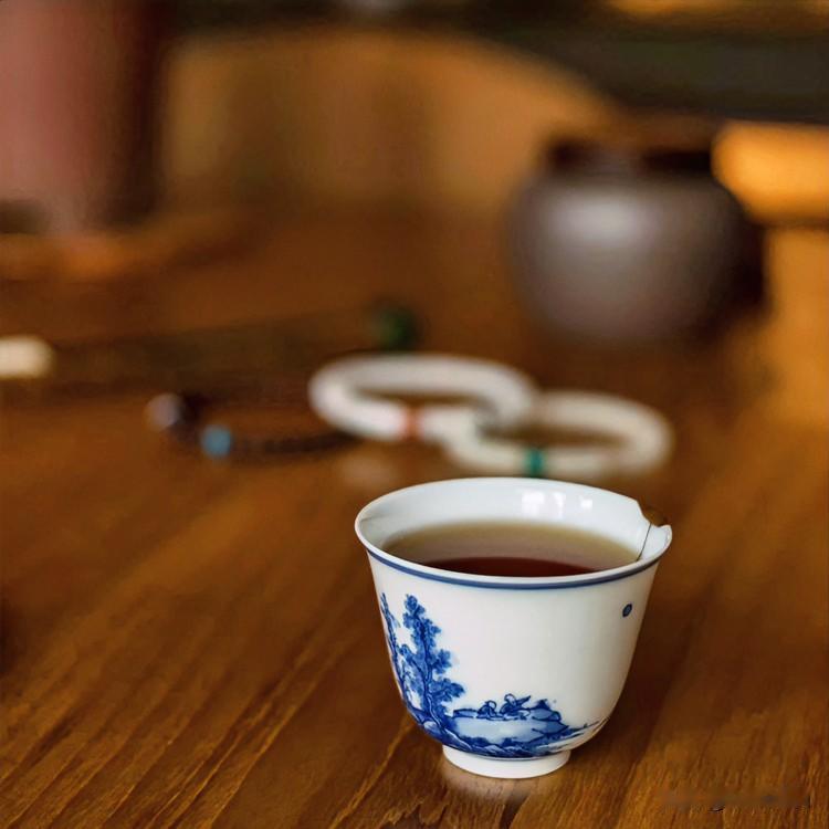 《茶悟诗经体》
于以注汤？于青瓷之瓯。
于以成味？于半盏之幽。
叶浮若道，盏浅若