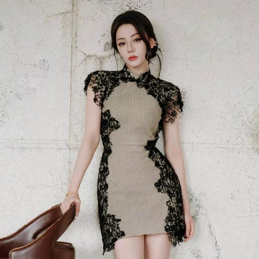 轻纱掩面，静立墙边。轻纱美人图 温婉轻裳 轻纱薄裙 轻纱裙写真 粉缎轻倚 轻纱长