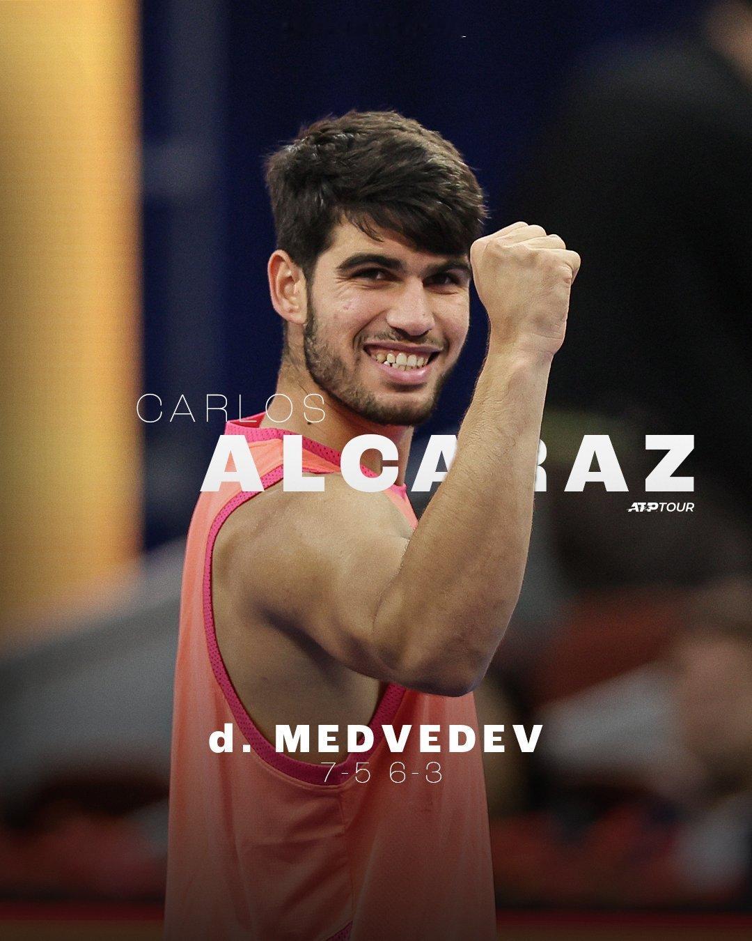 阿尔卡拉斯7-5/6-3力克老对手梅德韦杰夫，赛季三胜对手，首次闯入中网决赛！他
