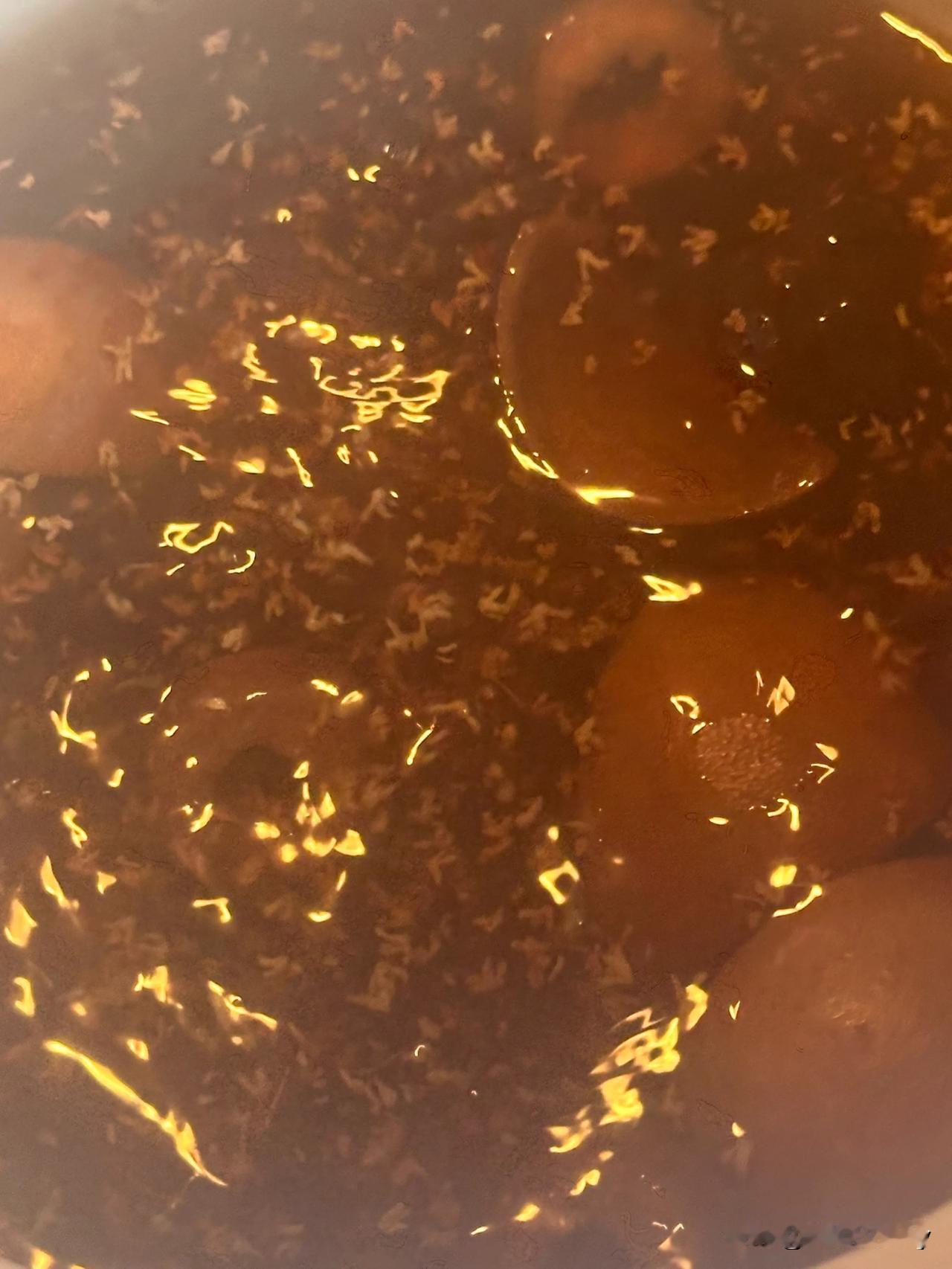 秋风送爽，正是喝酸梅汤的时节。
邀请ai作诗一首[大笑]
《酸梅汤》
酸香滋味意