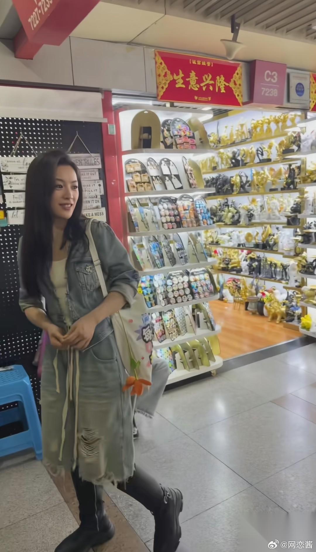 我朋友在义乌商贸城线下亲眼偶遇了陈丽君，她说了一句大实话， 她说脱离舞台妆造、没