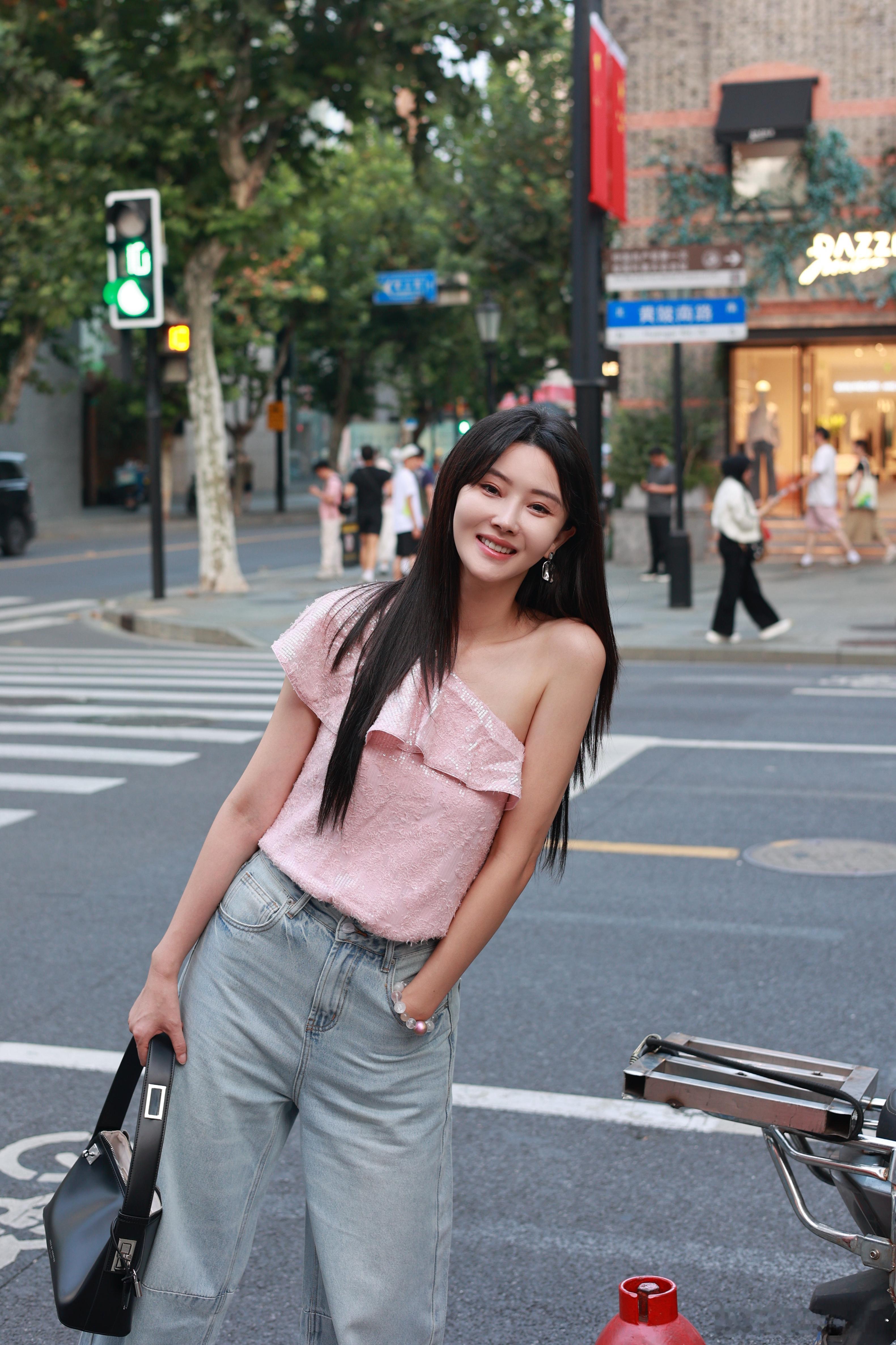 上海的秋老虎这么热的吗～ ​​​