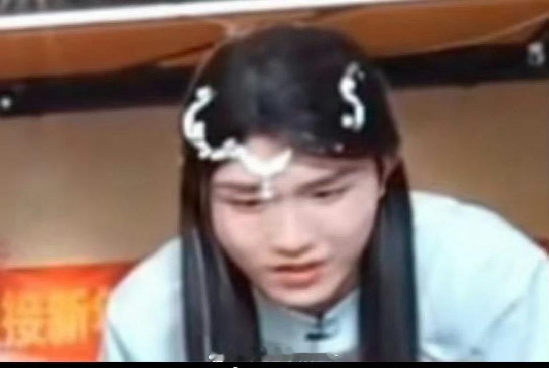 没有允许大妈们见缝插针闹麻麻 老铲子在家气哭了啊 镜头前抠半天貂居然无人在意 ​