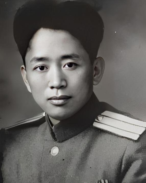 1935年，刘亚楼的警卫员不小心落入敌人手中，被敌人吊在树上打，一老汉看见后，黑