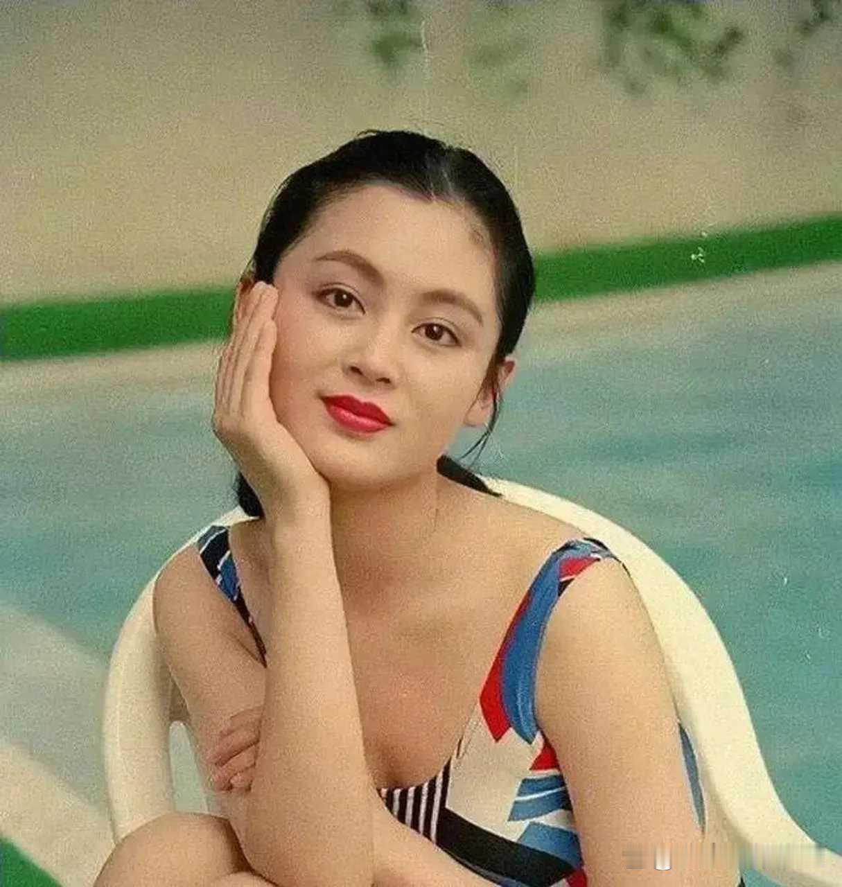 陈红年轻时不是一般的美，国泰民安，万人迷的脸庞，曾经演过嫦娥姐姐，难怪陈凯歌大导