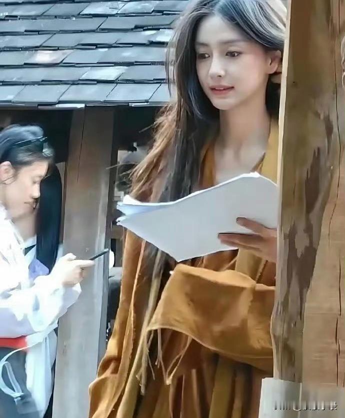 杨颖素颜状态绝了，不施粉黛状态超绝，自然清新，这颜值妥妥的天生大美女 ～[赞][