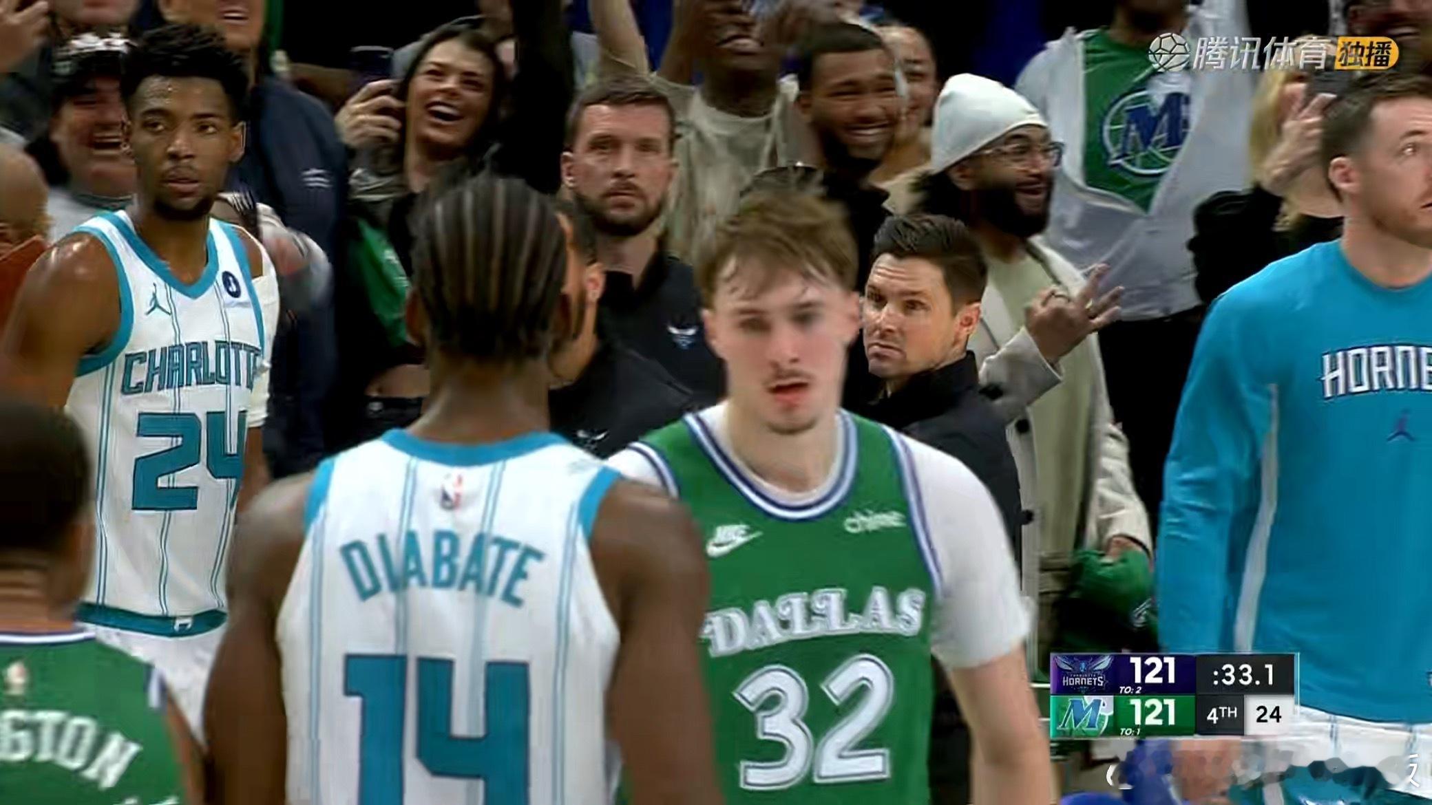 弗拉格巨星球三分！独行侠追平比分，弗拉格已经轰下49分黄蜂vs独行侠