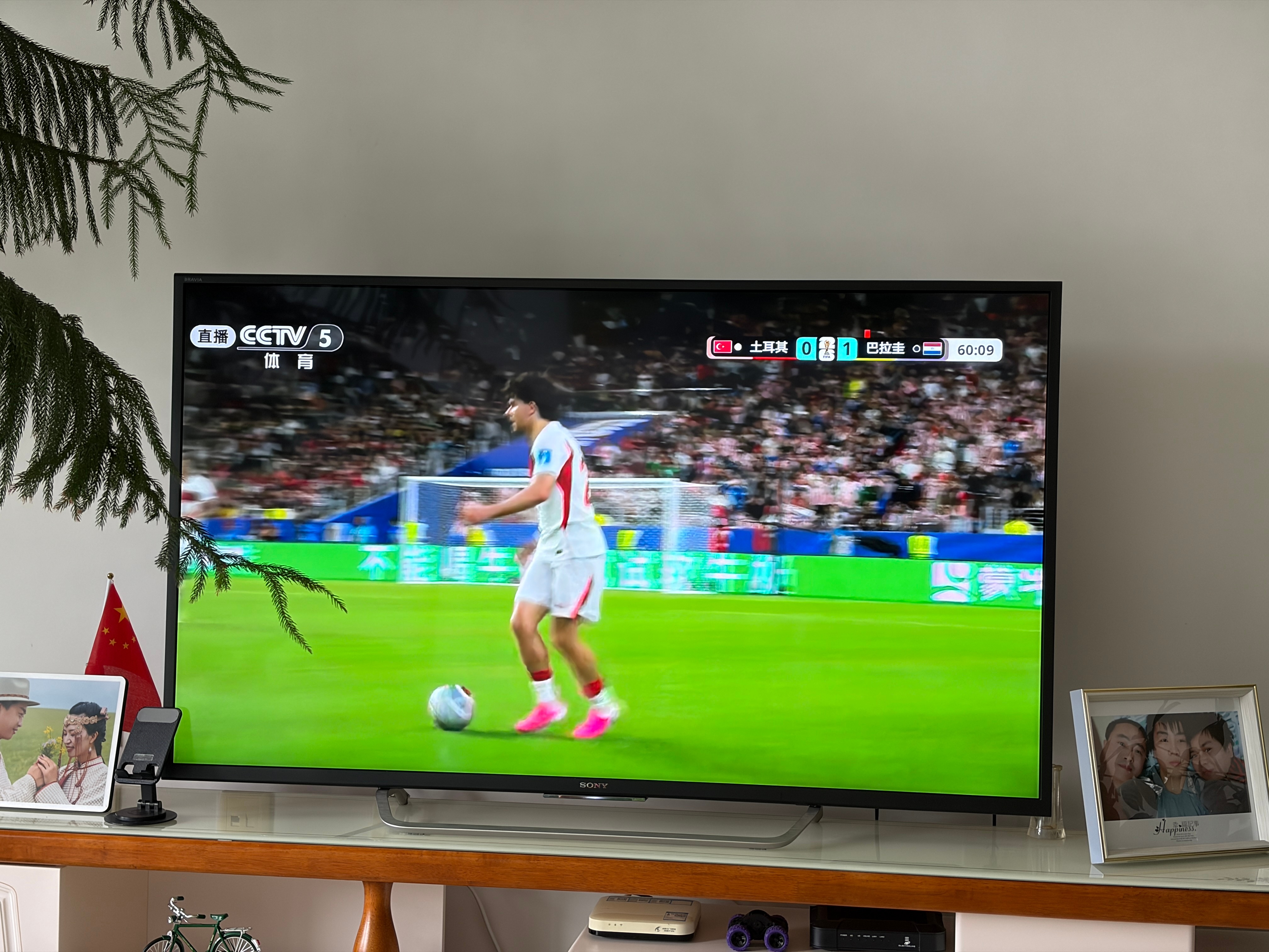 巴拉圭捂嘴说话红牌这属于2026世界杯新规球员在对抗性情境下故意用手、手臂或球衣