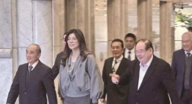 民调4%？郑丽文只用了短短72小时打出了一场 教科书 级的绝地反击。
台湾政坛这