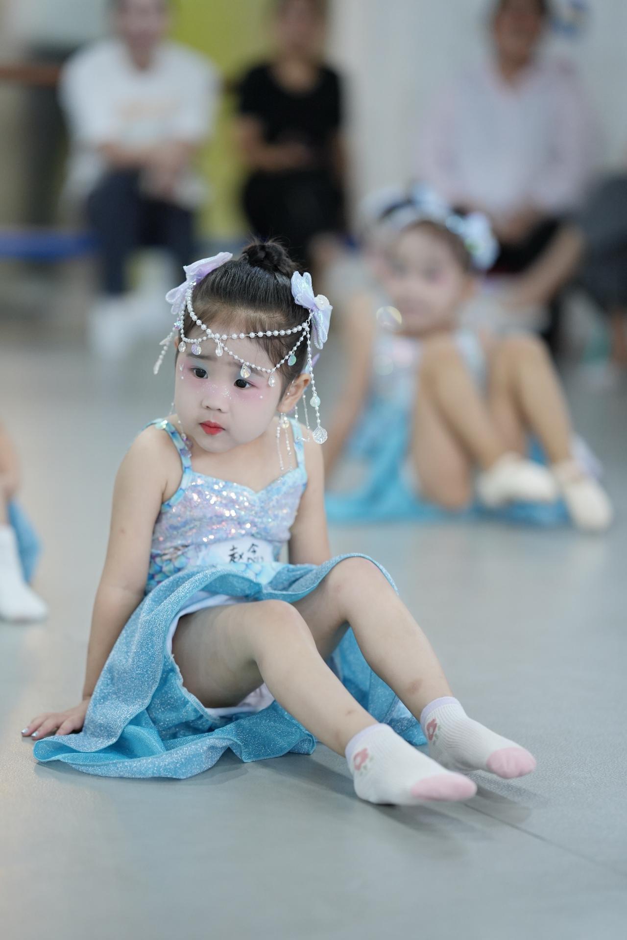 学舞蹈的小女孩 蓝色舞裙小女孩
