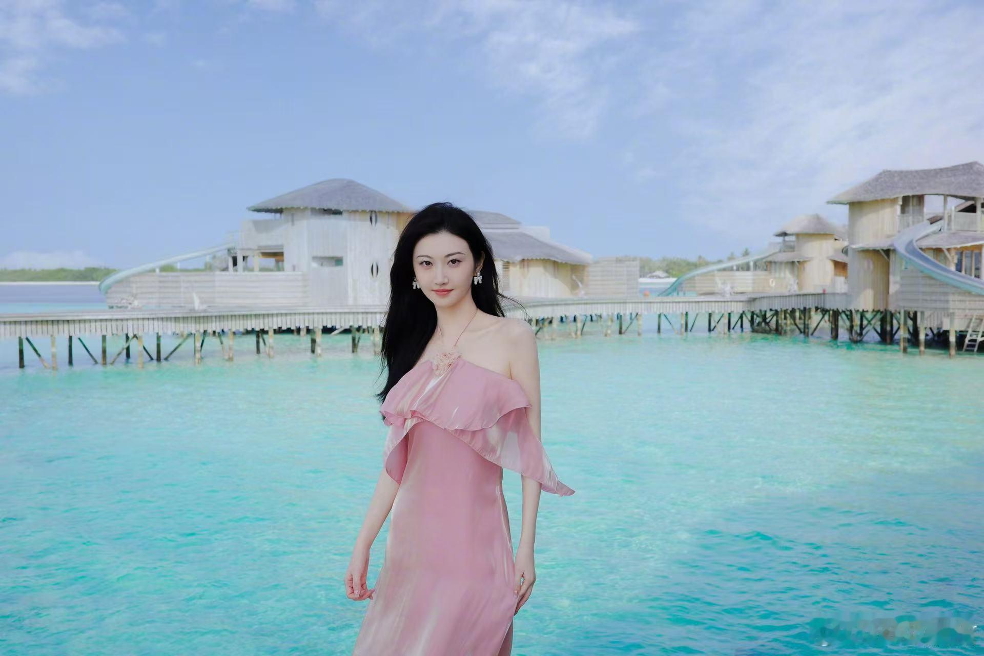 景甜海边粉裙 景甜分享海边大片，粉裙造型好明媚好温柔，谁看了能不心动呢 景甜粉裙