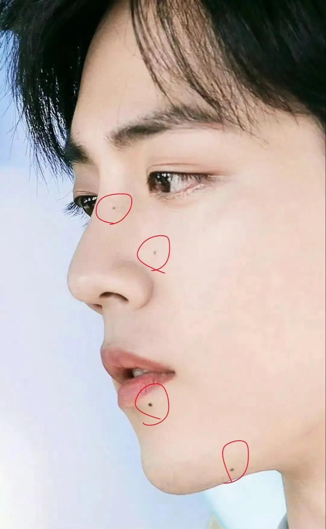 明明长得不一样，但是为啥越来越像？[what]现在连痣的位置都一模一样了[泣不成