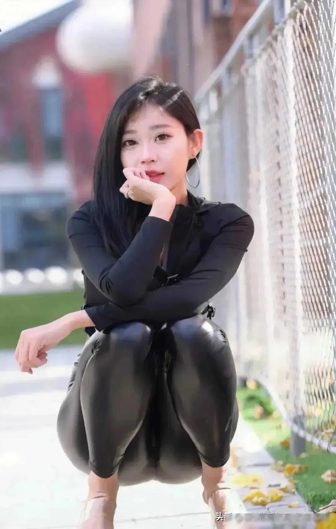 极品黑皮裤美女，全都是紧绷绷的，身材火辣迷人，白色包臀裙长发美女，长白美腿