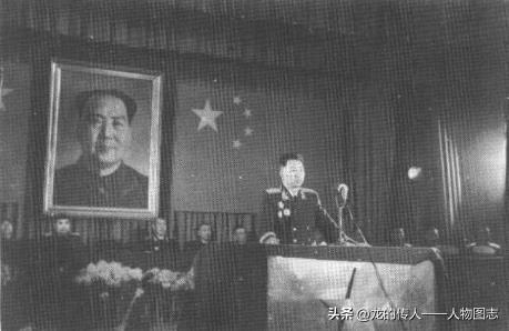 1955年9月,刘亚楼在授予空军军官军衔仪式上讲话