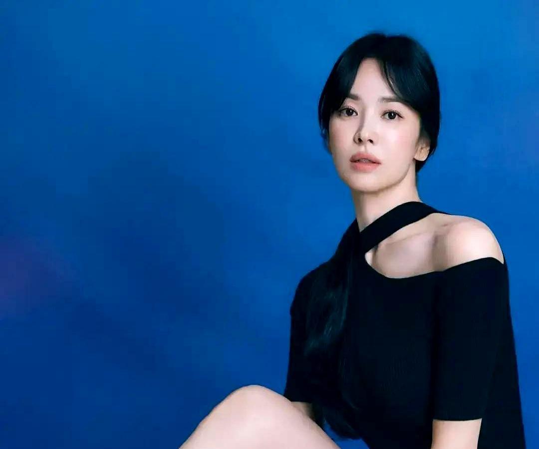 当全网还在抠她白裙的细节时，宋慧乔已经把自己勒进了一套修女黑袍里。
她把狗绳换成