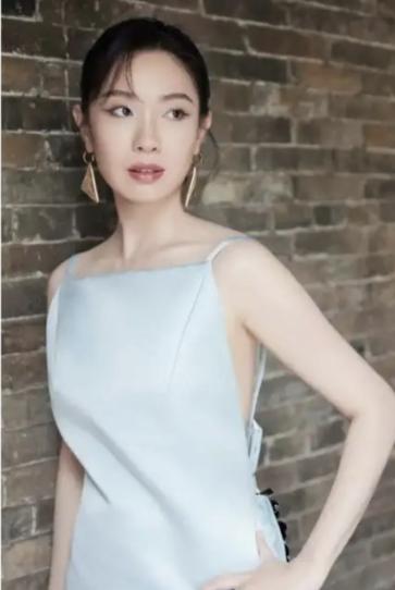 王佳佳终于实话实说，她说如果有机会给她挑选一个角色，她最想演的是巩俐演过的电影《