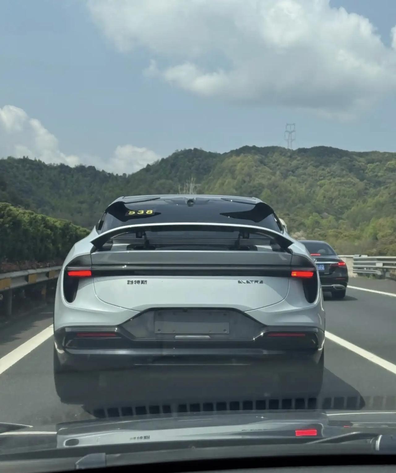 路特斯这个后尾设计，大家觉得是夯还是拉？我觉得这个是有空力学的，所以给到夯没毛病