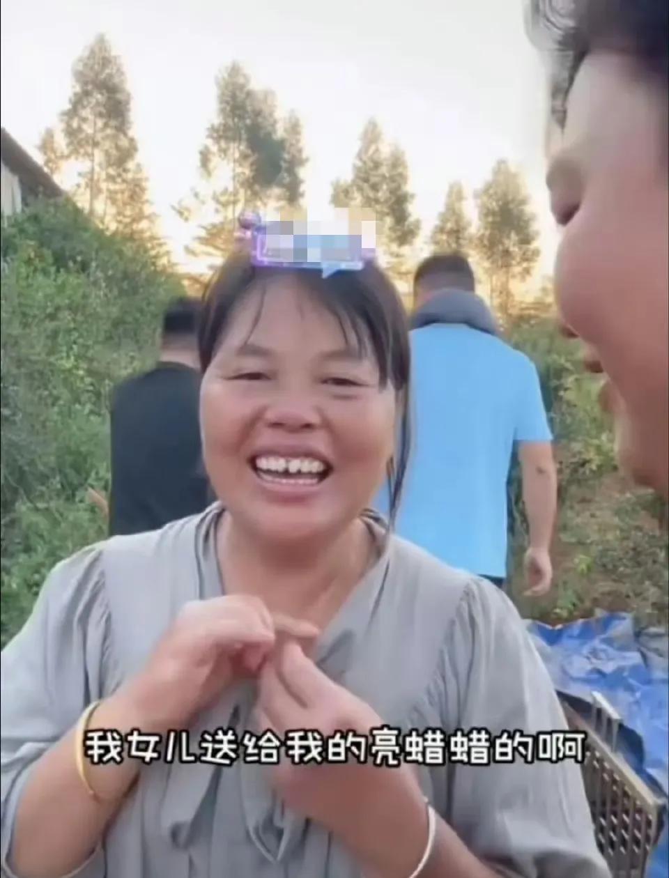 妇女节惊喜！全红婵妈妈喜提金手链，满脸自豪晒幸福，网友：母爱无价

在这个属于所