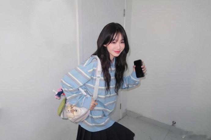徐梦洁给谢娜准备演唱会惊喜乘风2026 做客节目还不忘准备小惊喜，徐梦洁手捧鲜花
