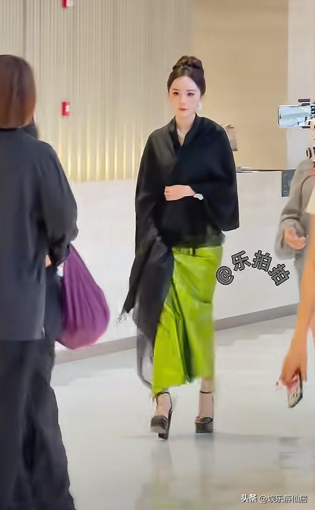 杨幂这次表情管理彻底失控！
从来都是体面人的她如今再也不想装了，本以为凭借自己的