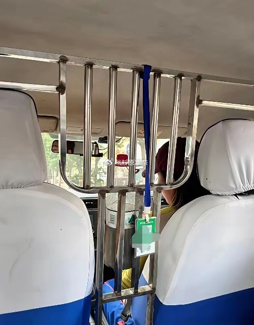 这都啥年代了怎么出租车还装这个 