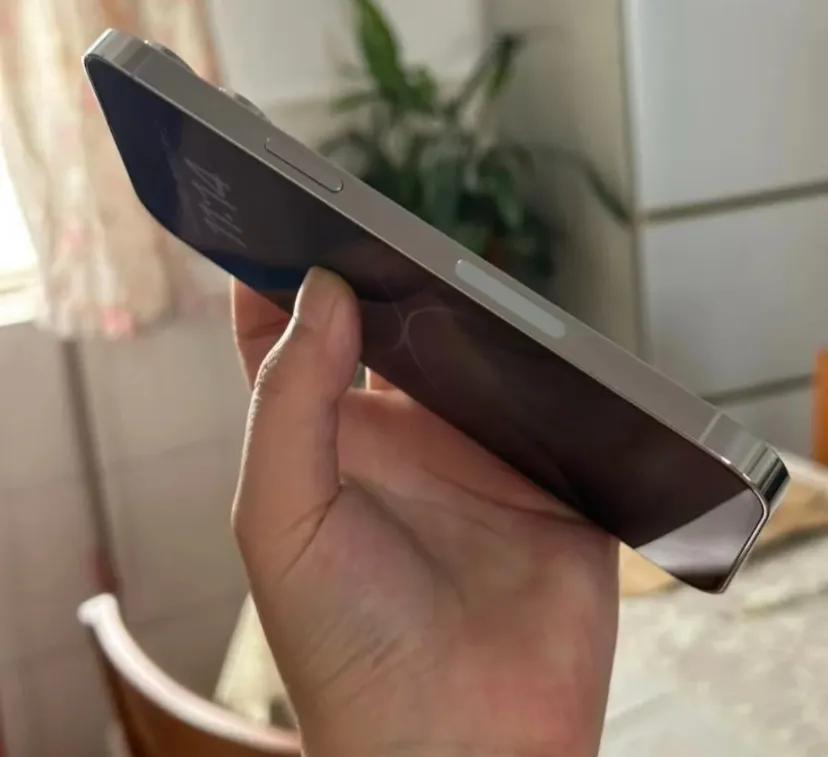 为什么苹果一直坚持直面屏?
用了朋友的iPhone14ProMax我好像发现了	