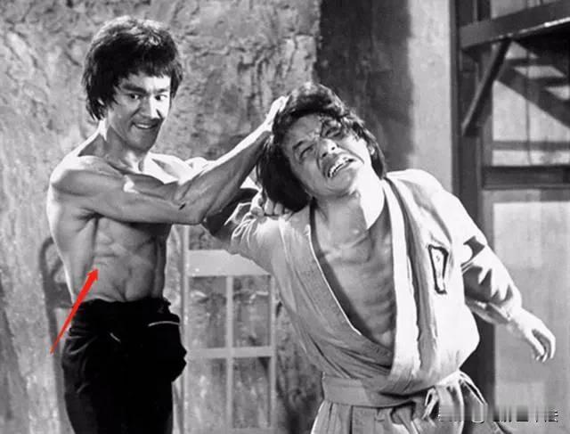 成龙刚出道还没成名时用的艺名是“元龙”，罗维签了成龙后觉得这个名字不能用了，于是