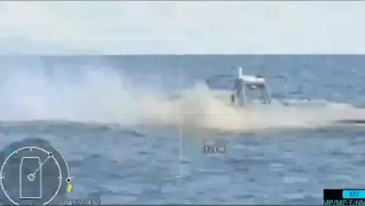 黑海这场仗直接把我整不会了！人类头一回 "无人艇打无人艇" 的海战，就这么打完了